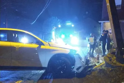 Conductor se marcha a pie tras chocar su coche contra un poste en Oleiros