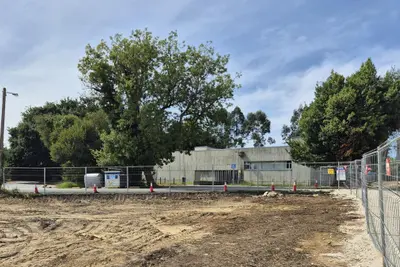 Las obras en A Pezoca afectan al aparcamiento del centro de salud de Oleiros