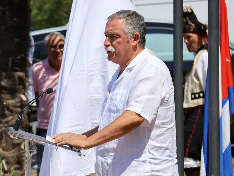 El alcalde de Oleiros recibe la Medalla de la Amistad con Cuba en homenaje a Fidel Castro