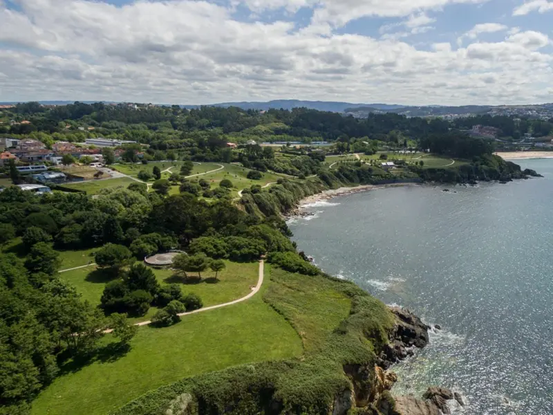 Descubre el Parque de las Trece Rosas en Oleiros: un rincón perfecto junto al mar