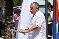 El alcalde de Oleiros recibe la Medalla de la Amistad con Cuba en homenaje a Fidel Castro