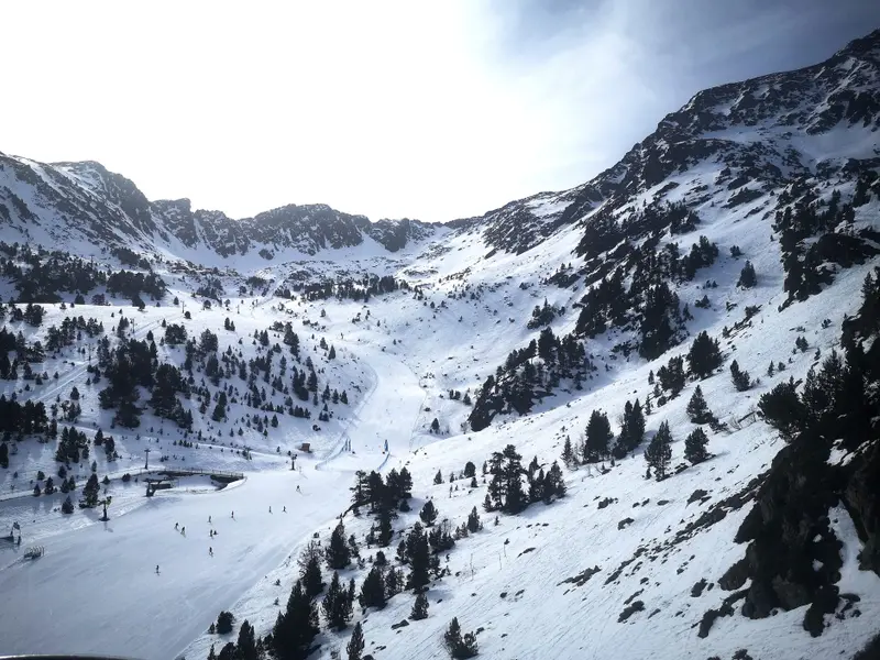 Equilibrio entre inteligencia artificial y experiencia humana en turismo de montaña