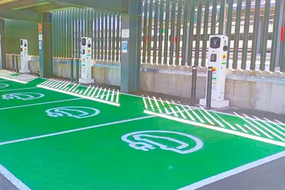 Adif transforma estaciones de tren en puntos de recarga para coches eléctricos en España