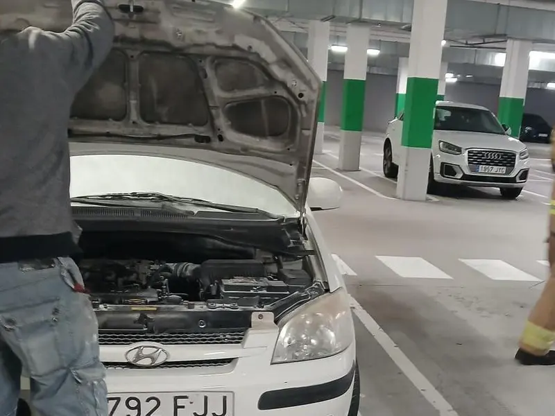 Incendio en el aparcamiento del Mercadona de Oleiros