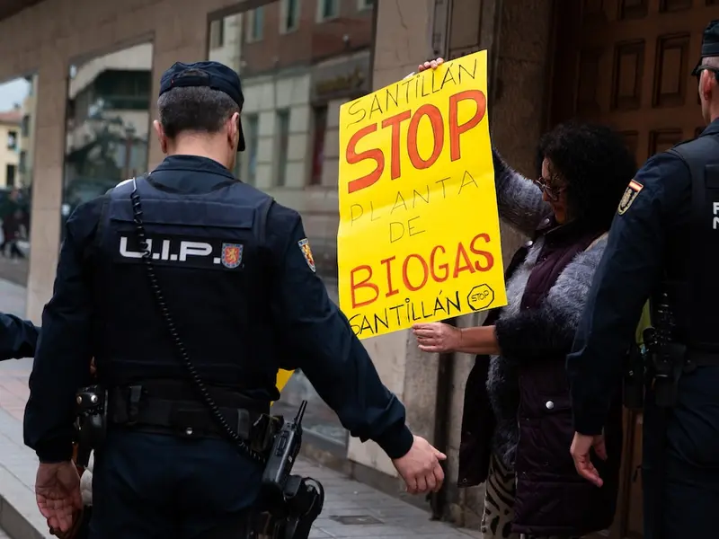 Oposición vecinal a plantas de biogás en España por riesgos de malos olores y contaminación