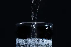 Trump busca revocar límites sobre químicos eternos en el agua potable en EE.UU.