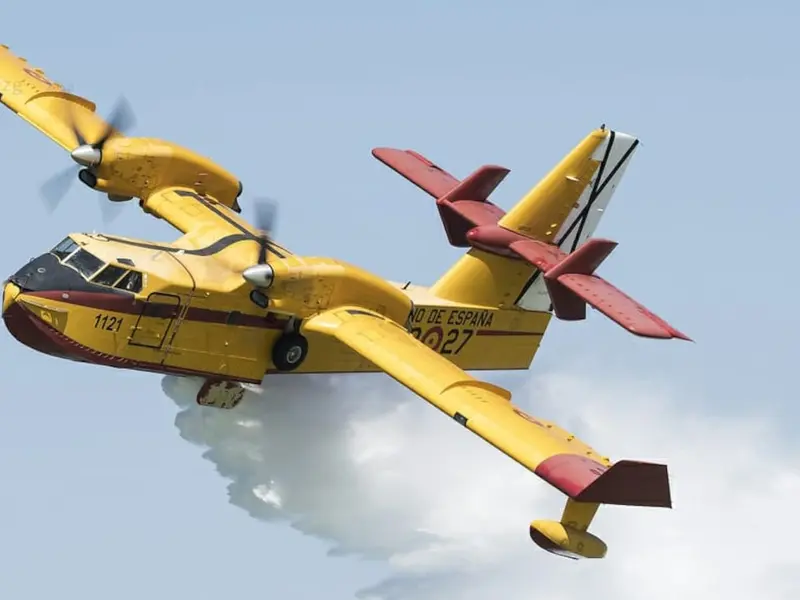 España refuerza su lucha contra incendios con drones, vehículos y aviones