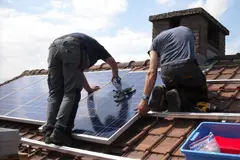 Aumento en la instalación de baterías junto a placas solares en hogares españoles