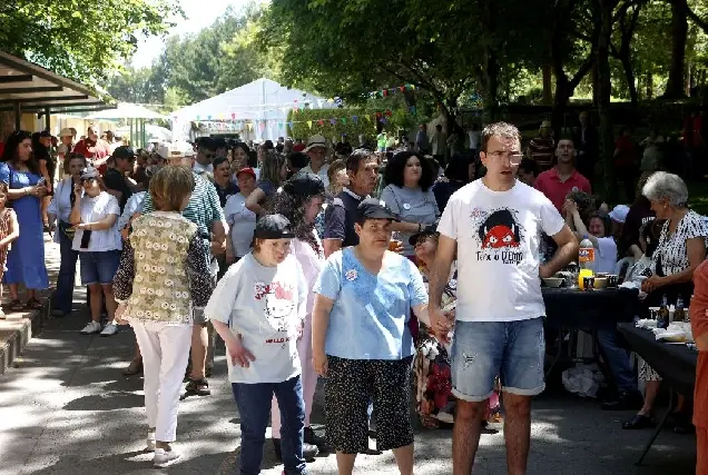 Aspronaga celebra su Fiesta de las Familias en Oleiros con gran participación