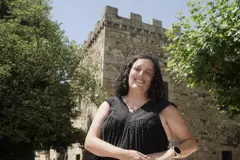 Descubriendo la historia oculta de las fiestas en el castillo de Santa Cruz de Oleiros