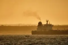 Flotas fantasma: una amenaza ambiental por vertidos y explosiones en el mar