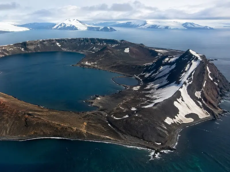 Descubren un acuífero de agua dulce bajo la isla Decepción en la Antártida