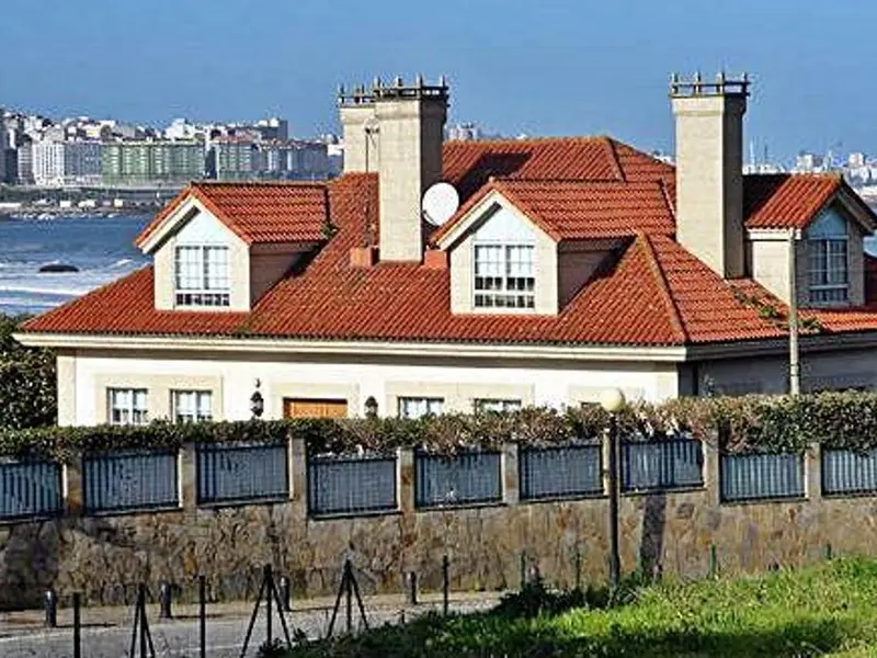 Oleiros intensifica la demolición de obras ilegales en Bastiagueiro y Naval con sanciones de hasta un millón de euros