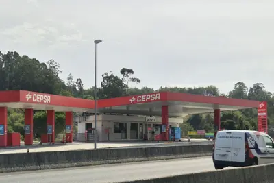 Cierra la histórica gasolinera de la N-6 en Oleiros