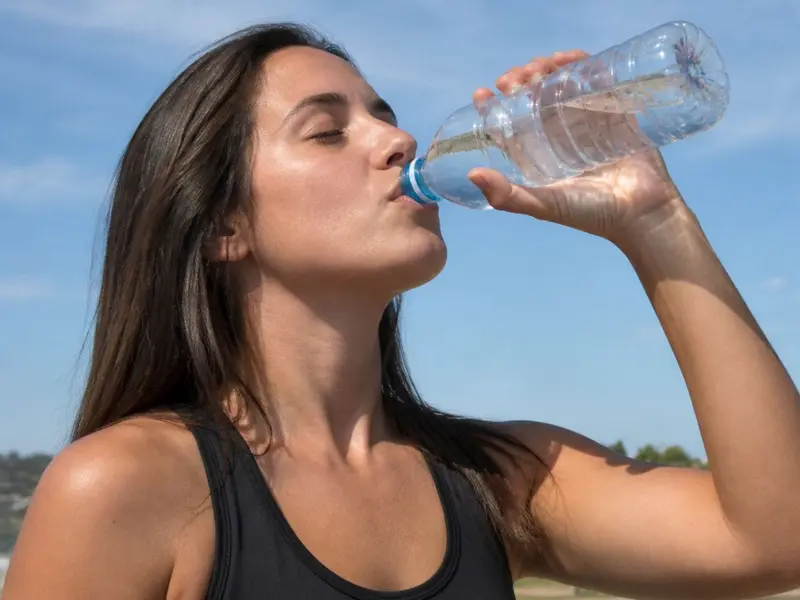 Reutilizar botellas de plástico puede incrementar la ingesta de microplásticos