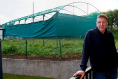 Vecinos de Santa Cruz piden la retirada de una jaula de vuelo de gaviotas en Oleiros