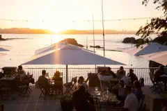 Disfruta de atardeceres y cervezas en Porto Alé, una terraza de Santa Cruz