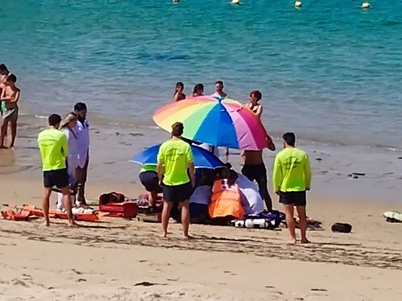 Rescatan a un bañista inconsciente en la playa de Mera, Oleiros