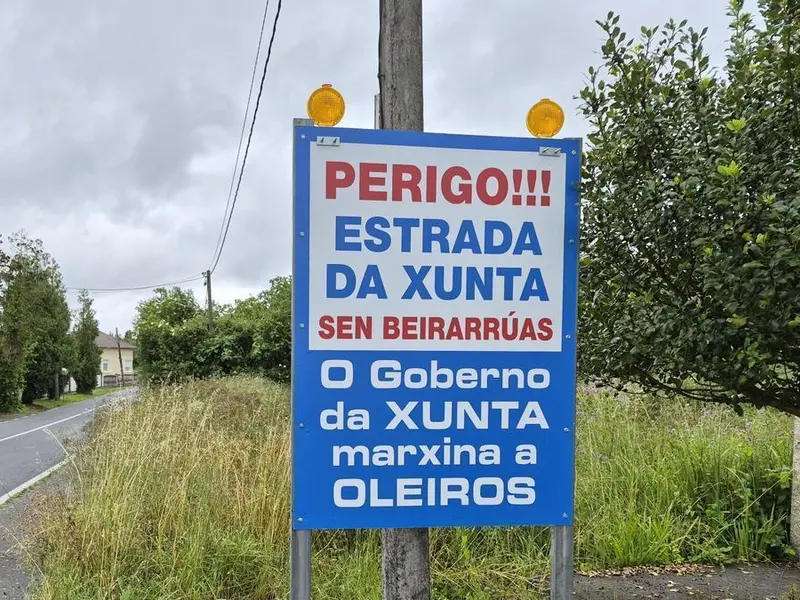 García Seoane denuncia el abandono de la Xunta con carteles en las vías de Oleiros