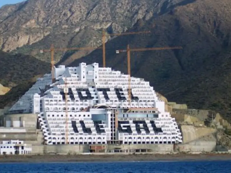 El hotel de El Algarrobico será demolido tras perder su licencia de obras