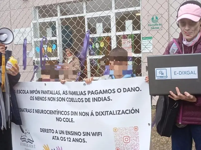 Protesta en Oleiros contra el uso excesivo de pantallas en el CEIP Valle Inclán