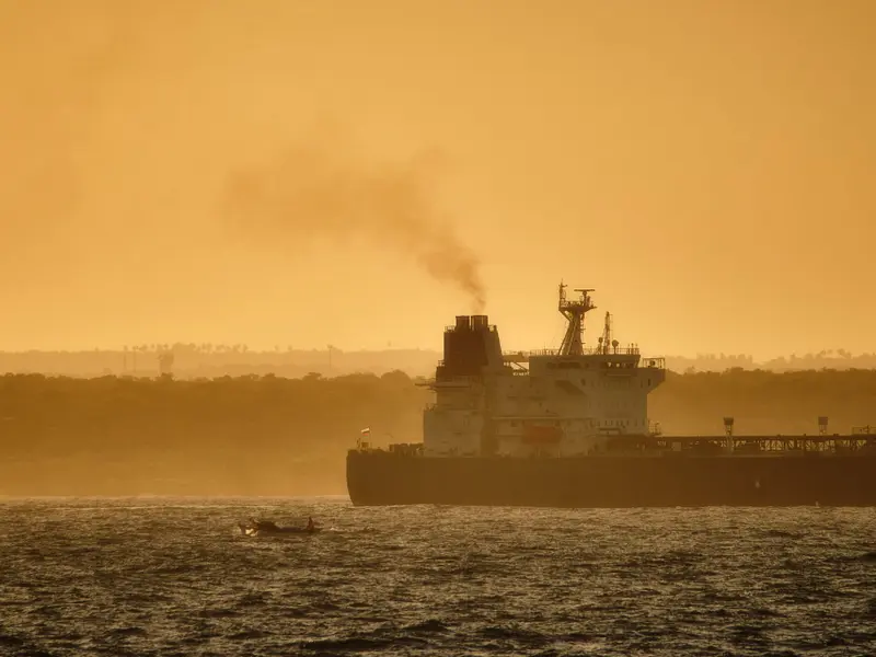 Flotas fantasma: una amenaza ambiental por vertidos y explosiones en el mar