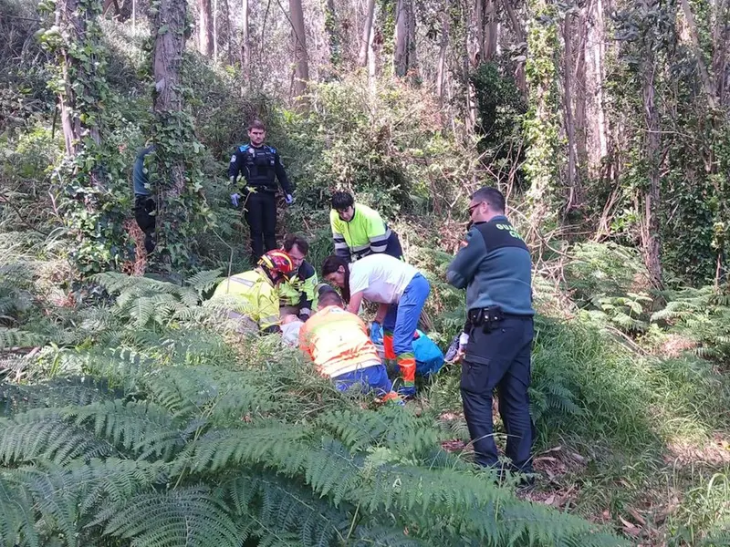 Rescate de mujer con lesión en el tobillo en cala das Pedregueiras de Oleiros