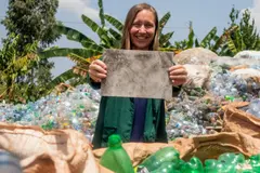 Transforman plástico en baldosas en Uganda, reduciendo CO2 y creando empleo local