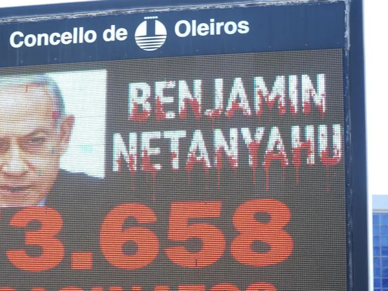 Oleiros critica a Netanyahu con mensajes en pantallas informativas