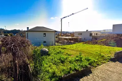 Subastan parcela en Oleiros: oportunidad para construir vivienda unifamiliar desde 120.000 euros