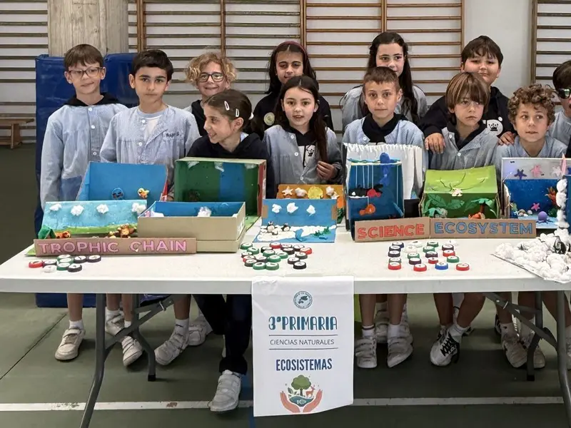 El colegio Hijas de Cristo Rey de Oleiros celebra una Feria de Ciencias