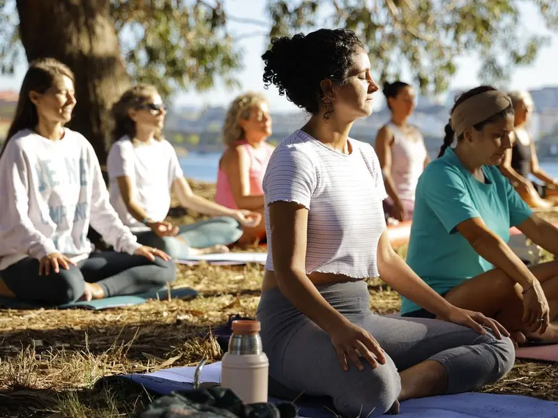 Yoga y mantras en la playa de Santa Cristina para promover la paz