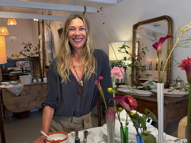 Casa Beca: la tienda de muebles en Oleiros que transforma la madera con amor