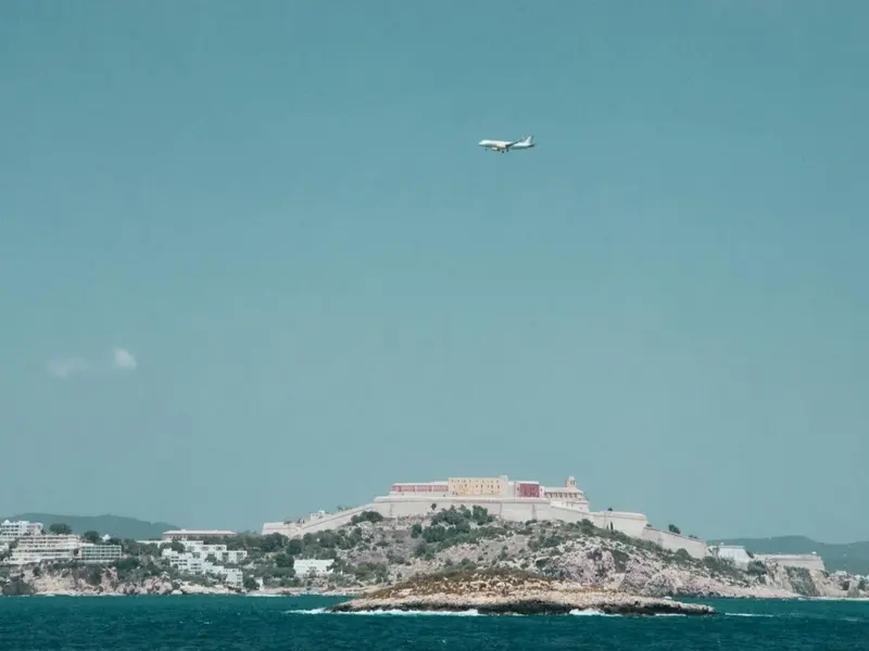 Rechazo ecologista a la ampliación del aeropuerto de Ibiza por su impacto ambiental