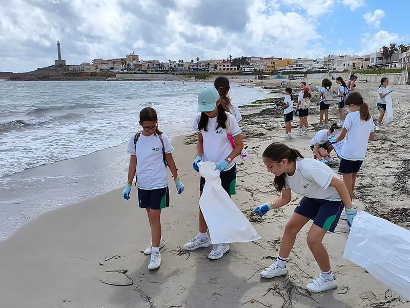 Alumnos de Murcia y Vega Baja realizan acciones por la sostenibilidad del mar
