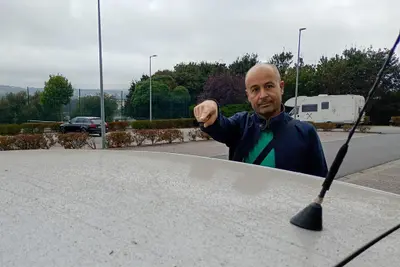 Vecinos de Oleiros protestan por el uso de sopladores de hojas en O Seixo