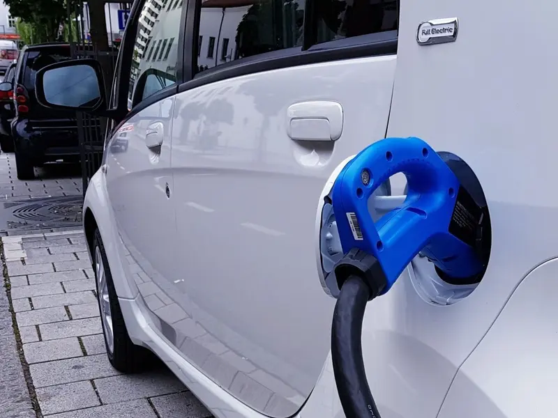Aumentan las ventas de coches eléctricos de ocasión en España mientras caen los diésel y gasolina