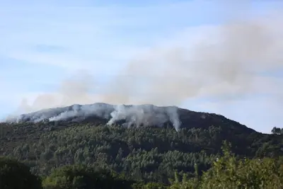 Incendio forestal activo en Oleiros arrasa más de 20 hectáreas