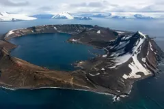 Descubren un acuífero de agua dulce bajo la isla Decepción en la Antártida