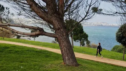 Oleiros mejora su litoral con sendas peatonales de la ría al Atlántico