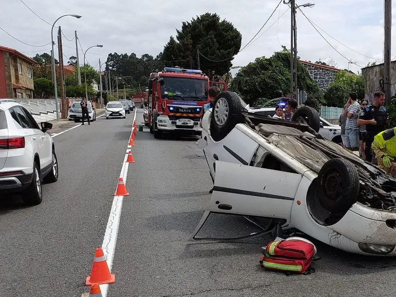 Tres heridos tras un accidente de tráfico en Oleiros