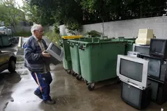 El alcalde de Oleiros aboga por mejorar la higiene de los contenedores de basura