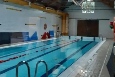 Oleiros lanza concurso para mejorar el aislamiento de la piscina de A Fábrica