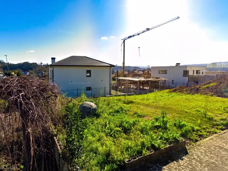 Subastan parcela en Oleiros: oportunidad para construir vivienda unifamiliar desde 120.000 euros