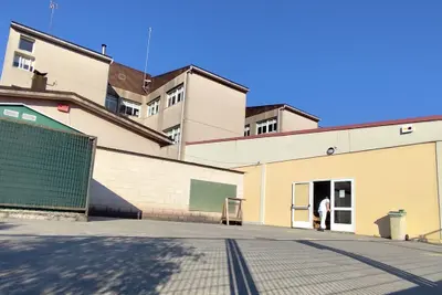 Las limpiadoras de colegios de Oleiros demandan a la empresa por impagos de nóminas