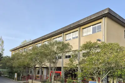 El Ayuntamiento solicita a la Xunta la sustitución de las ventanas del Colegio Luis Seoane