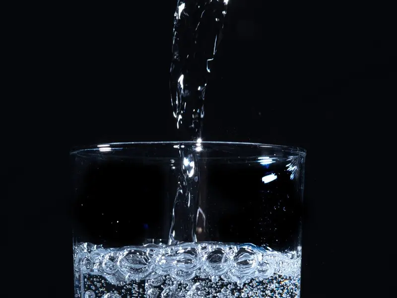 Trump busca revocar límites sobre químicos eternos en el agua potable en EE.UU.