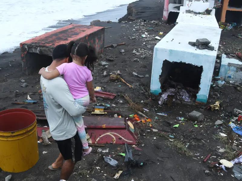 Crisis en Iztapa por avance del mar tras tormenta tropical Cristina