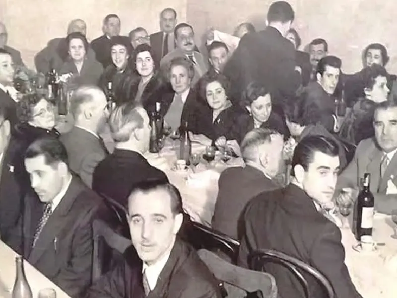 La sociedad 'Hijos del Ayuntamiento de Oleiros' digitaliza sus fondos en el Arquivo da Emigración Galega
