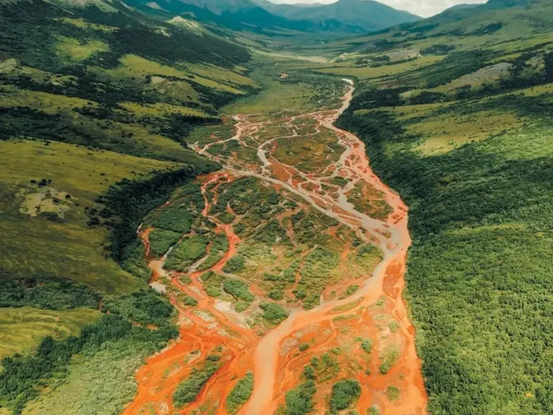 Deshielo del permafrost tiñe ríos canadienses de naranja por metales tóxicos